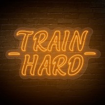 Néon avec phrase de motivation 'TRAIN HARD'