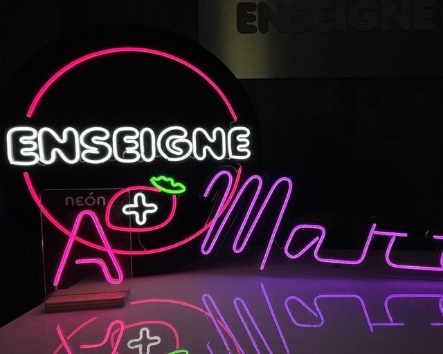 Créez une signature lumineuse étonnante et un logo néon personnalisé